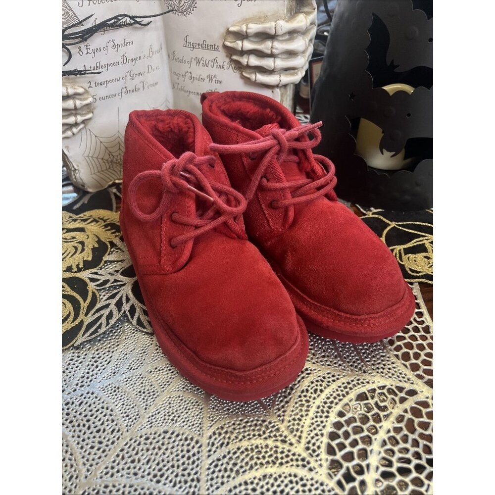 UGG Boots Neumel II Classic Chukka Big Kids' Size US 3 Samba Red